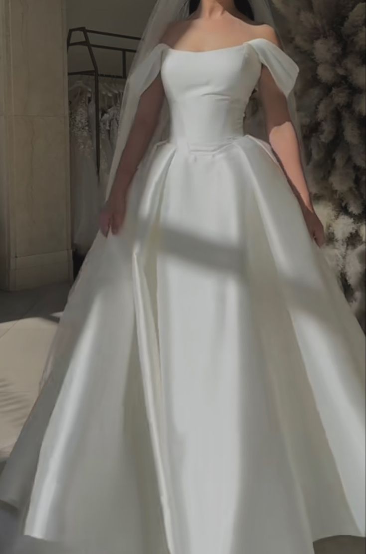 Vintage wedding dress Off the shoulders for women Satin lace-up bridal dress