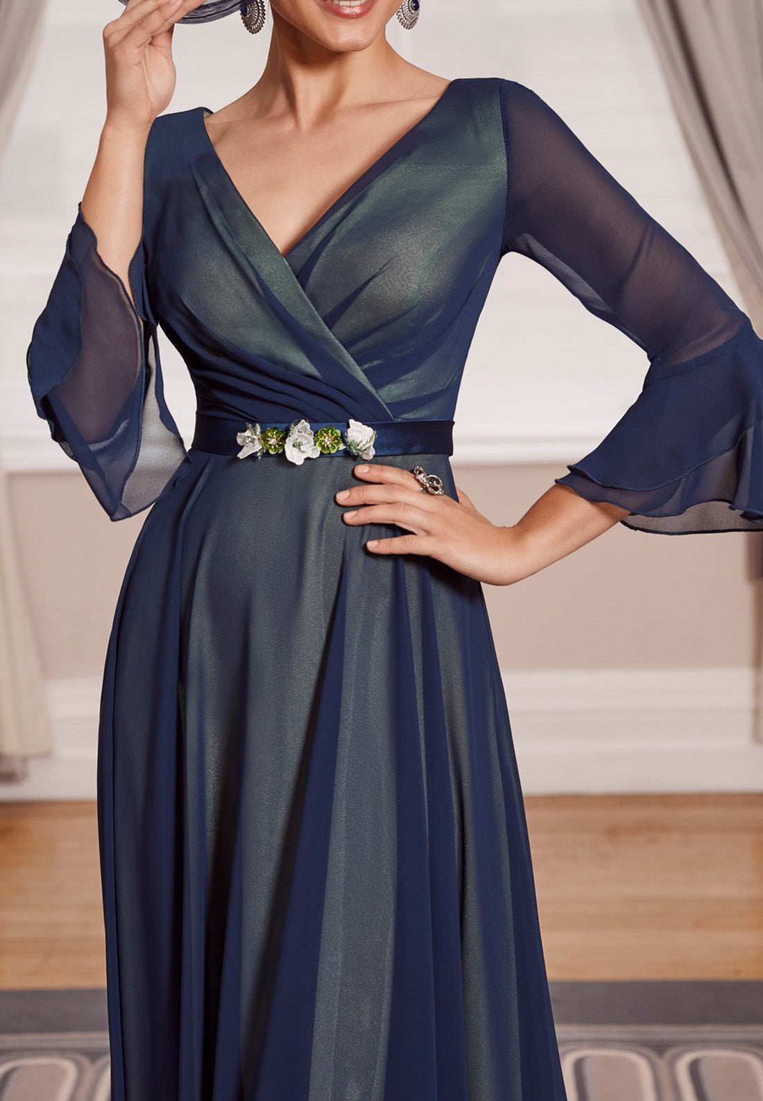 V-Neck Long Sleeves Chiffon Pleated A-Line Mother of Bride Dress Cocktail Dress