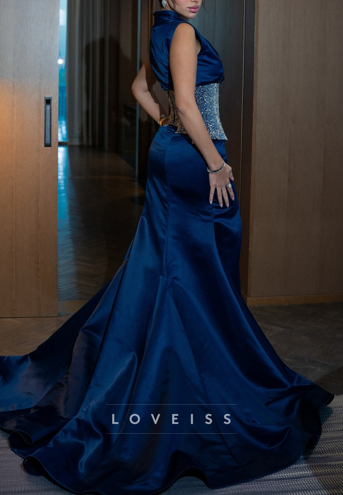 Deep V-Neck Sleeveless Sleek Mermaid Evening Dress