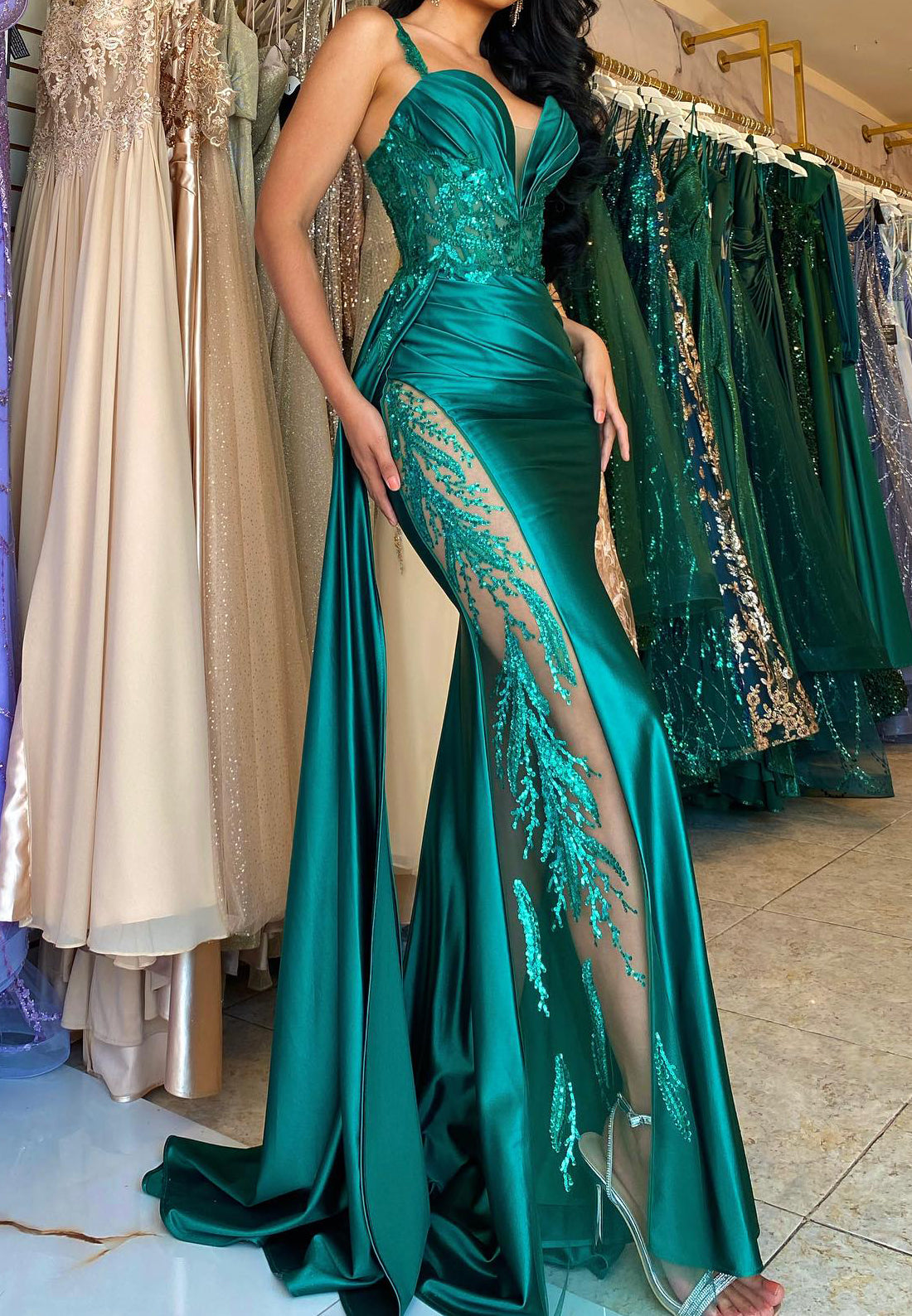 V-Neck Sleeveless Appliques Sheath Ruched Prom Dress