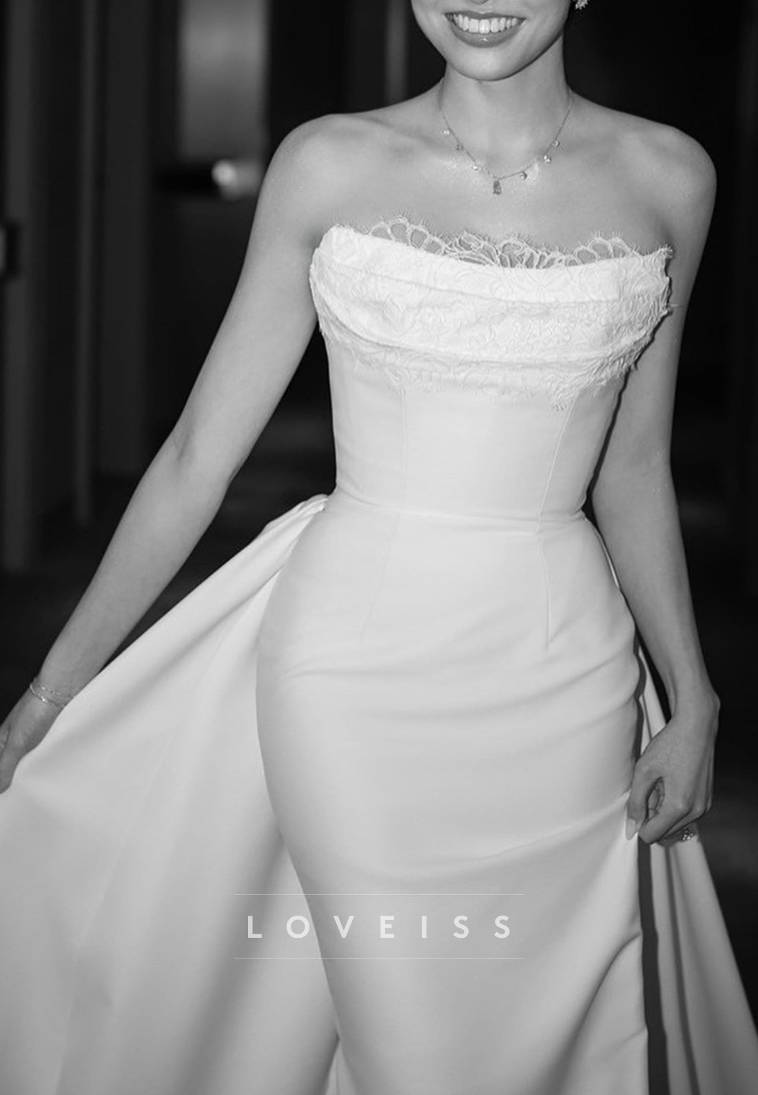 Off-Shoulder Appliques Sleek Mermaid Wedding Dress