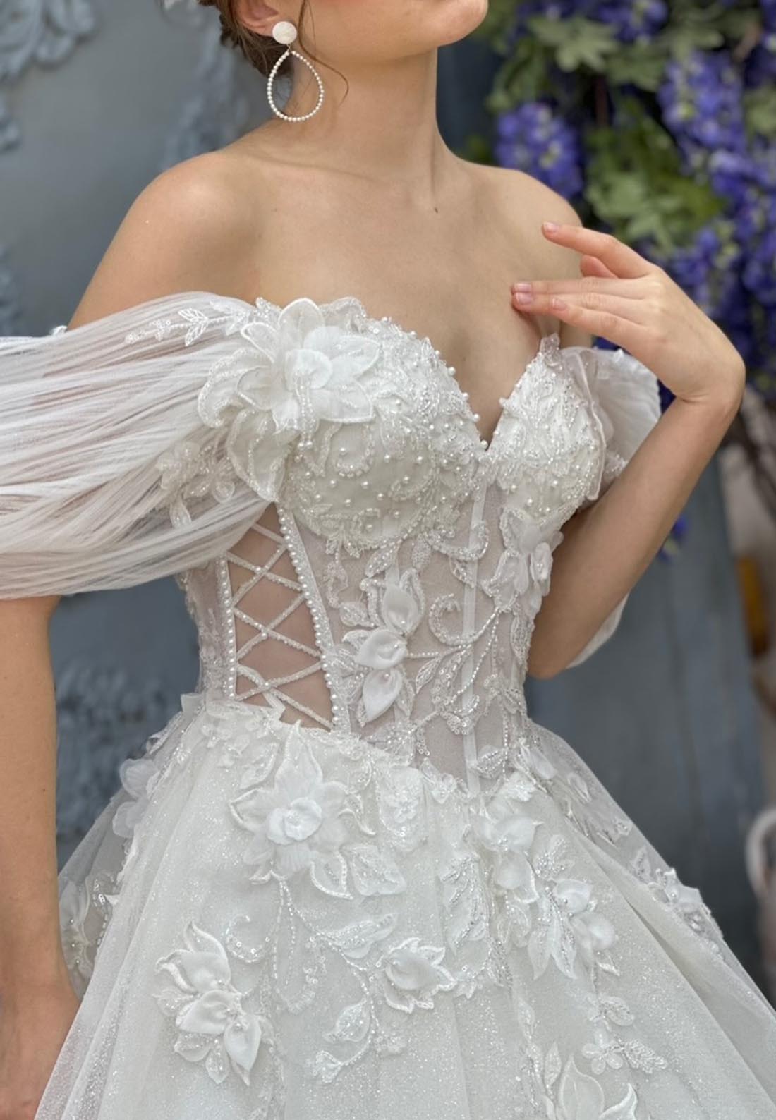 Off-Shoulder Appliques Sleveless Ball Gown Wedding Dress