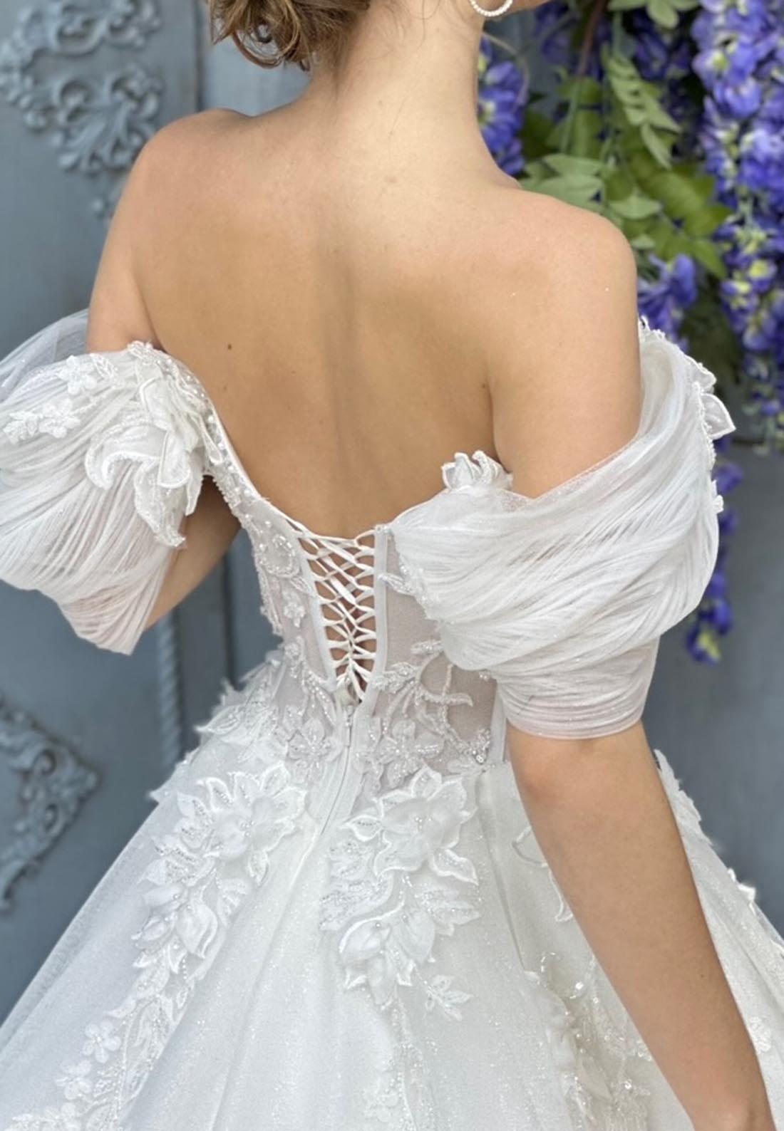 Off-Shoulder Appliques Sleveless Ball Gown Wedding Dress