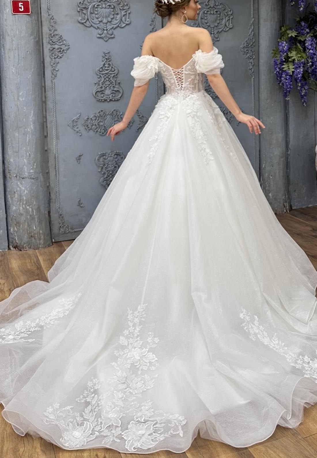 Off-Shoulder Appliques Sleveless Ball Gown Wedding Dress