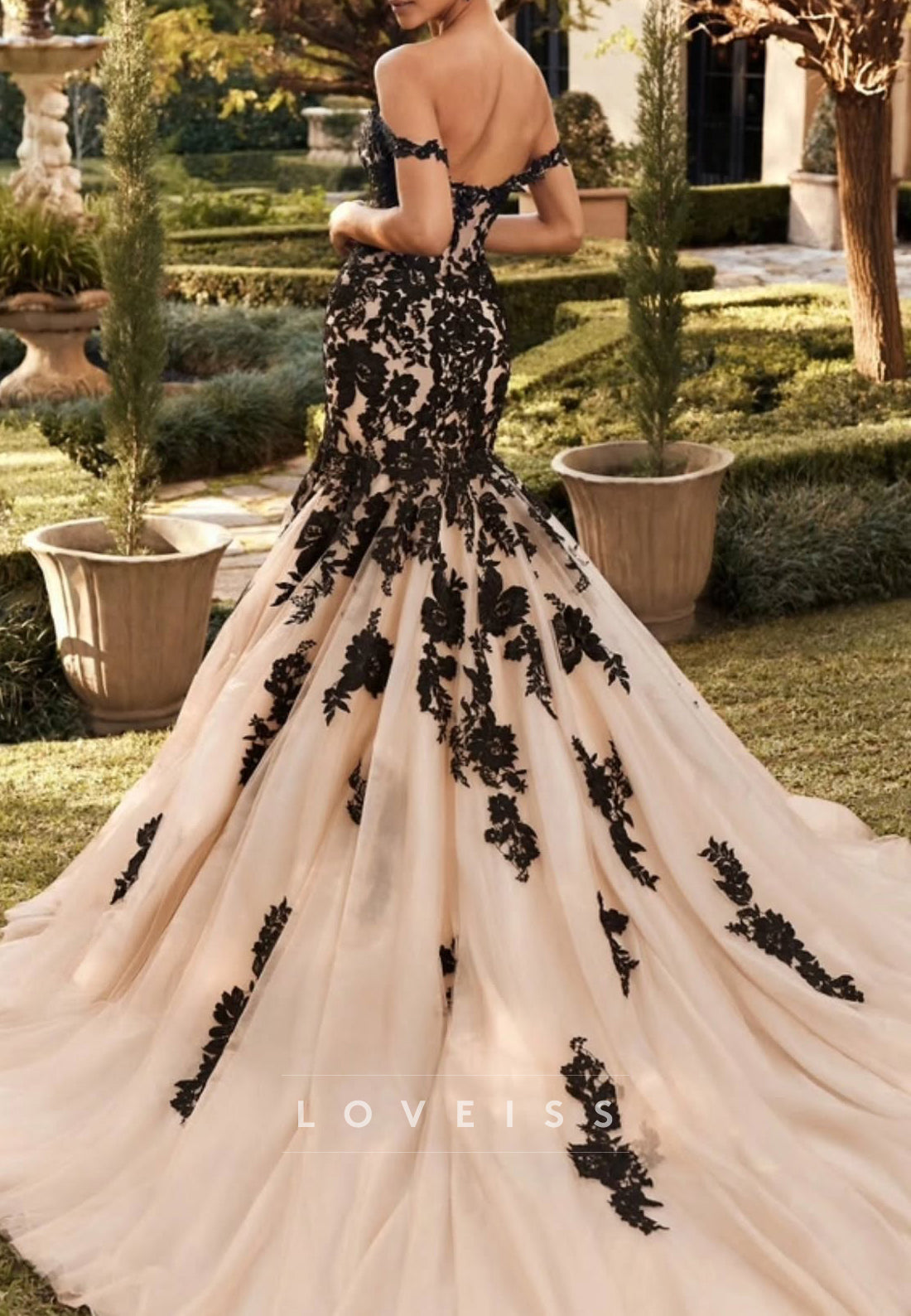 Off-Shoulder Sleeveless Appliques Mermaid Wedding Dress