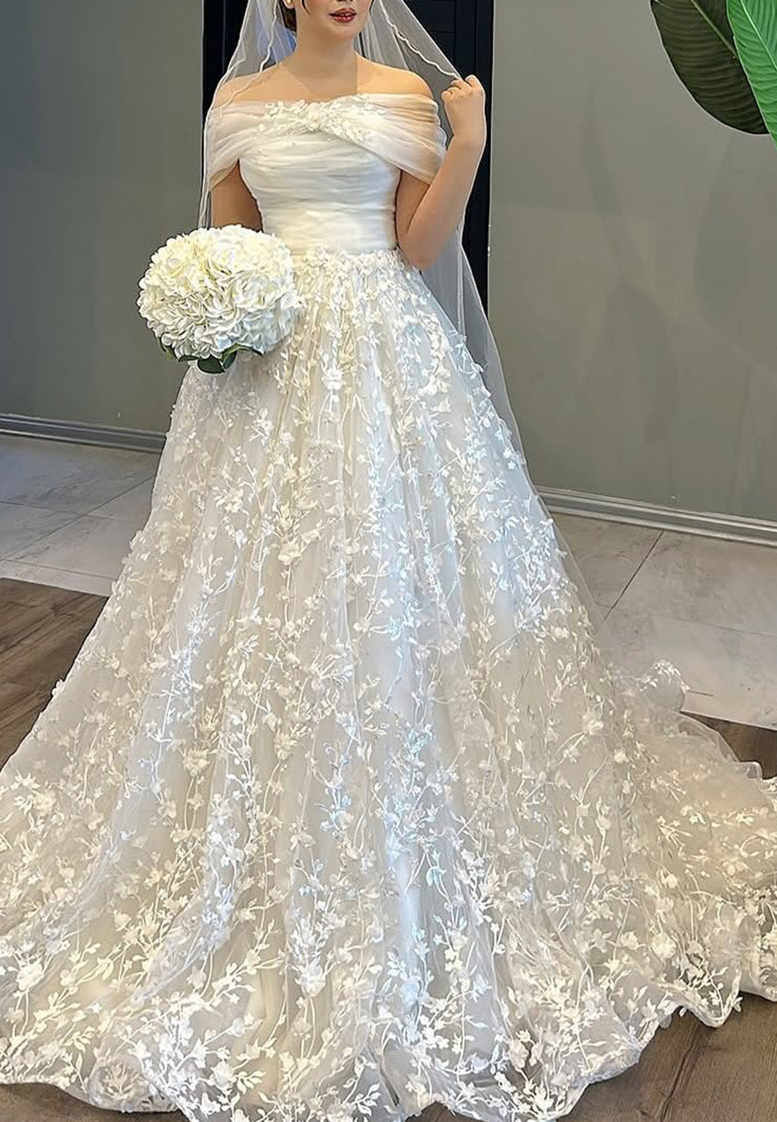 Off-Shoulder Sleeveless Lace Appliques A-Line Wedding Dress
