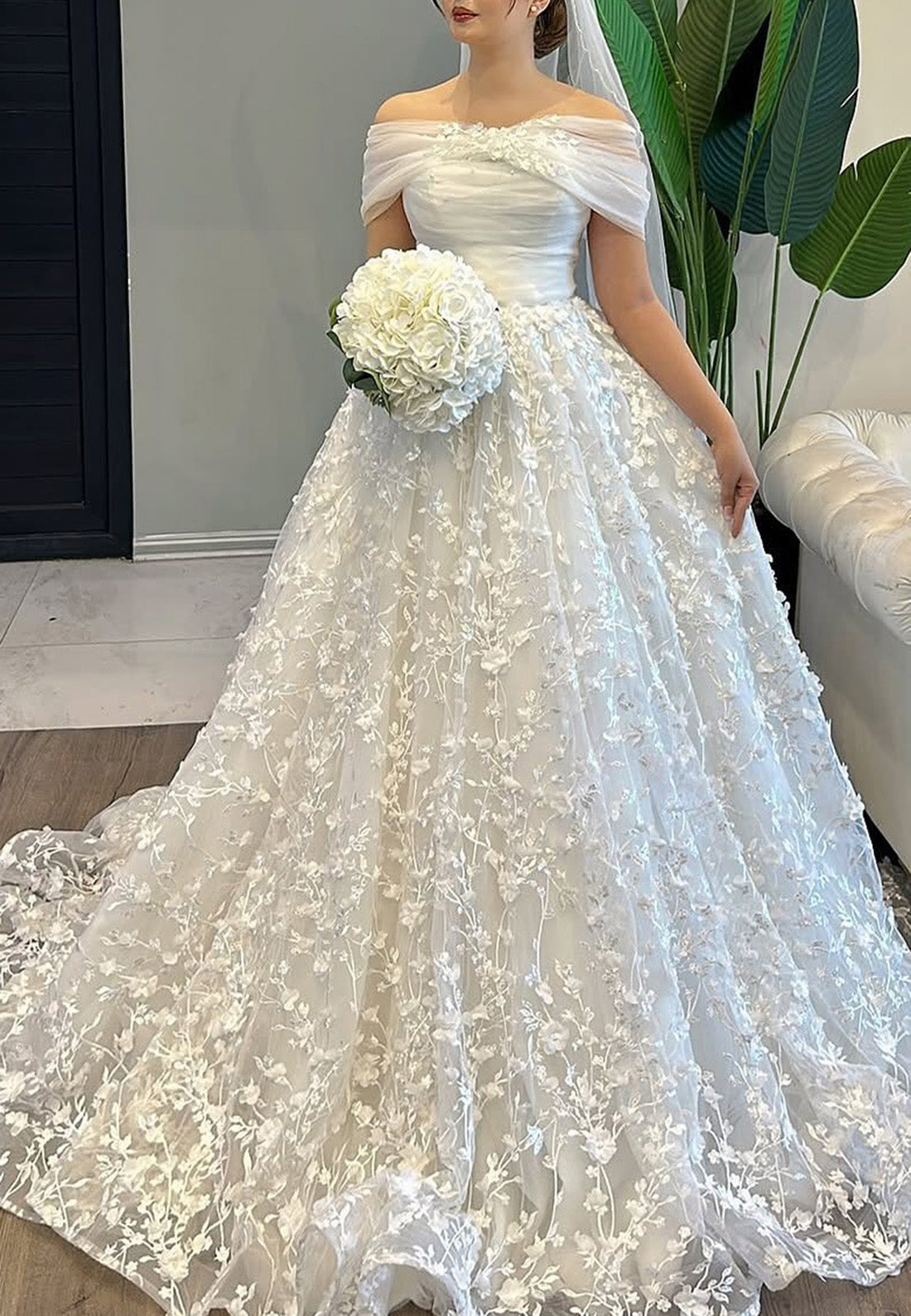 Off-Shoulder Sleeveless Lace Appliques A-Line Wedding Dress