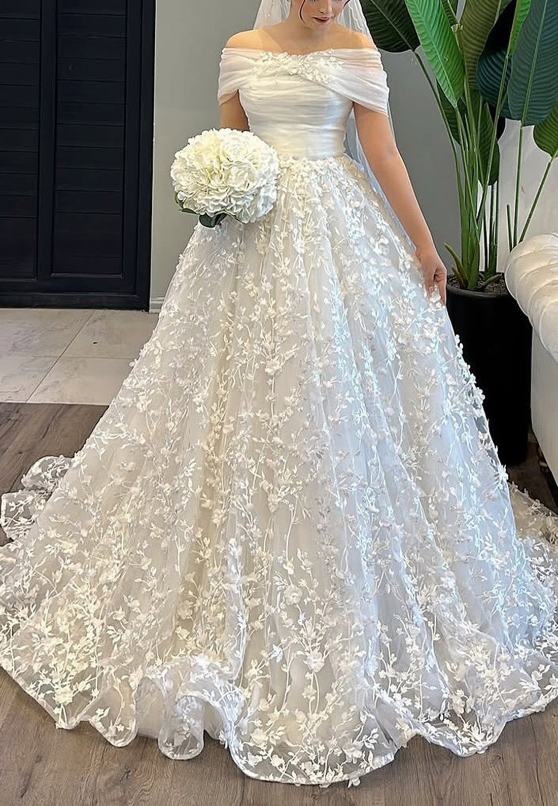 Off-Shoulder Sleeveless Lace Appliques A-Line Wedding Dress