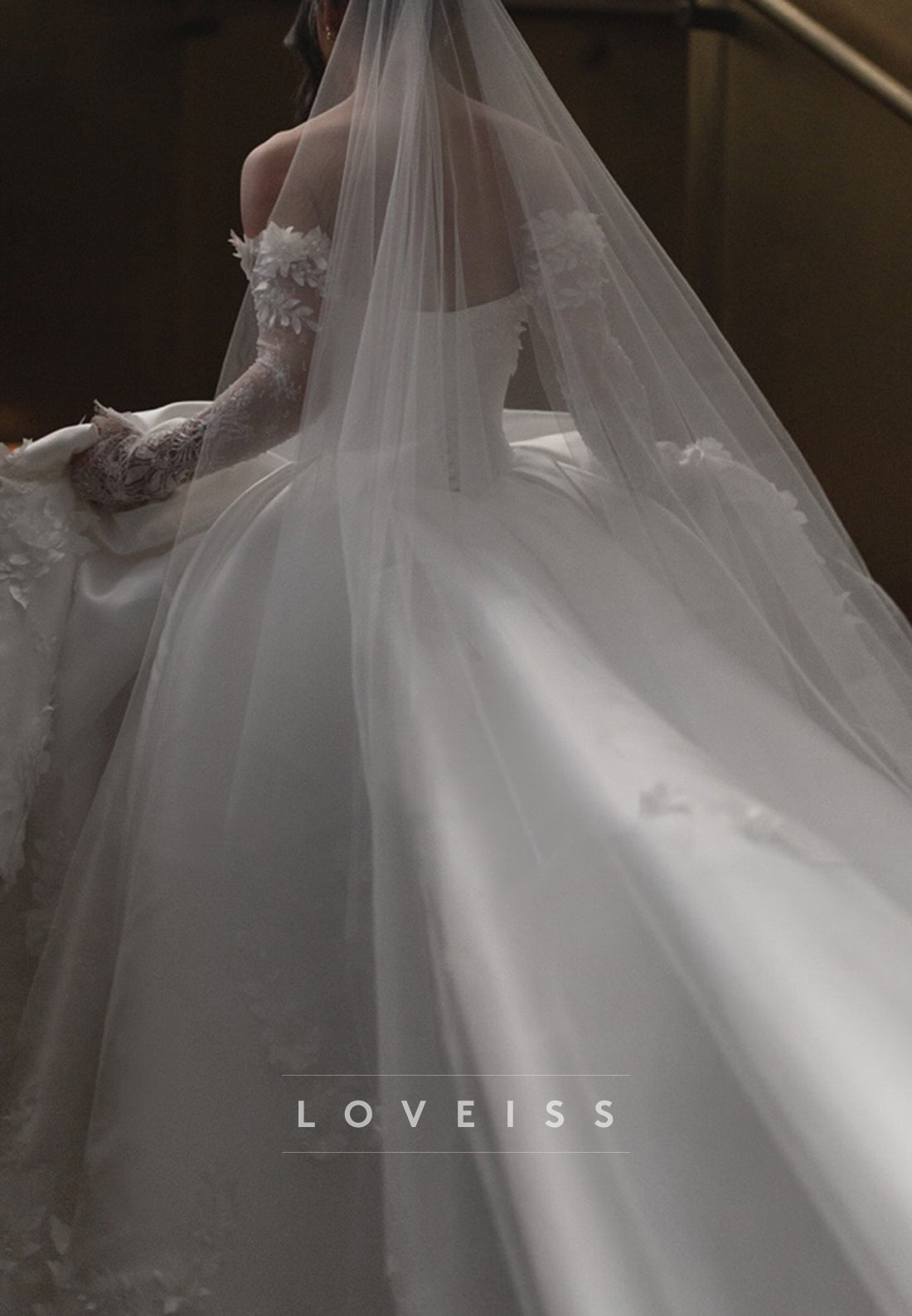 Sweetheart Long Sleeves Floral Appliques A-Line Satin Wedding Dress
