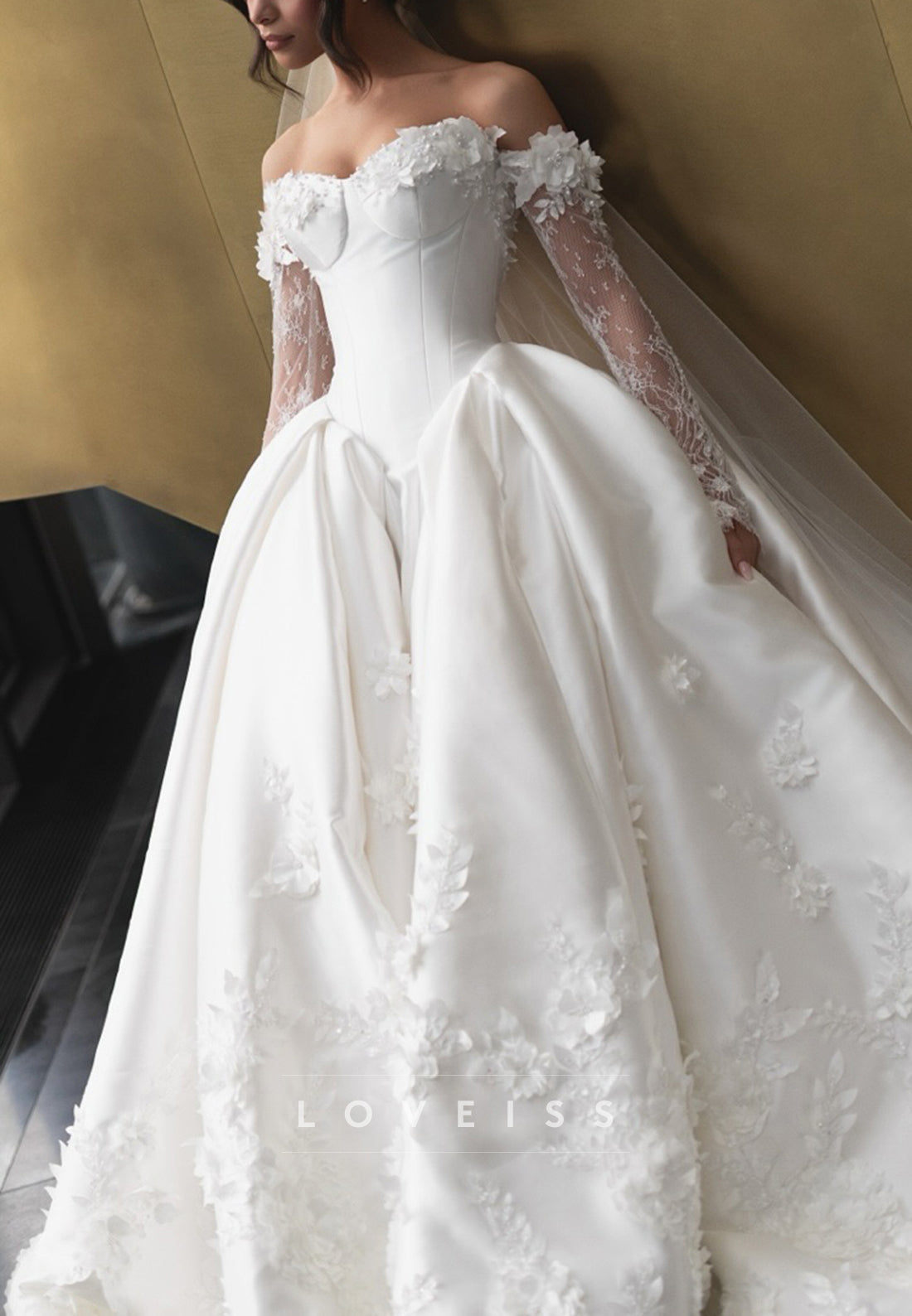 Sweetheart Long Sleeves Floral Appliques A-Line Satin Wedding Dress