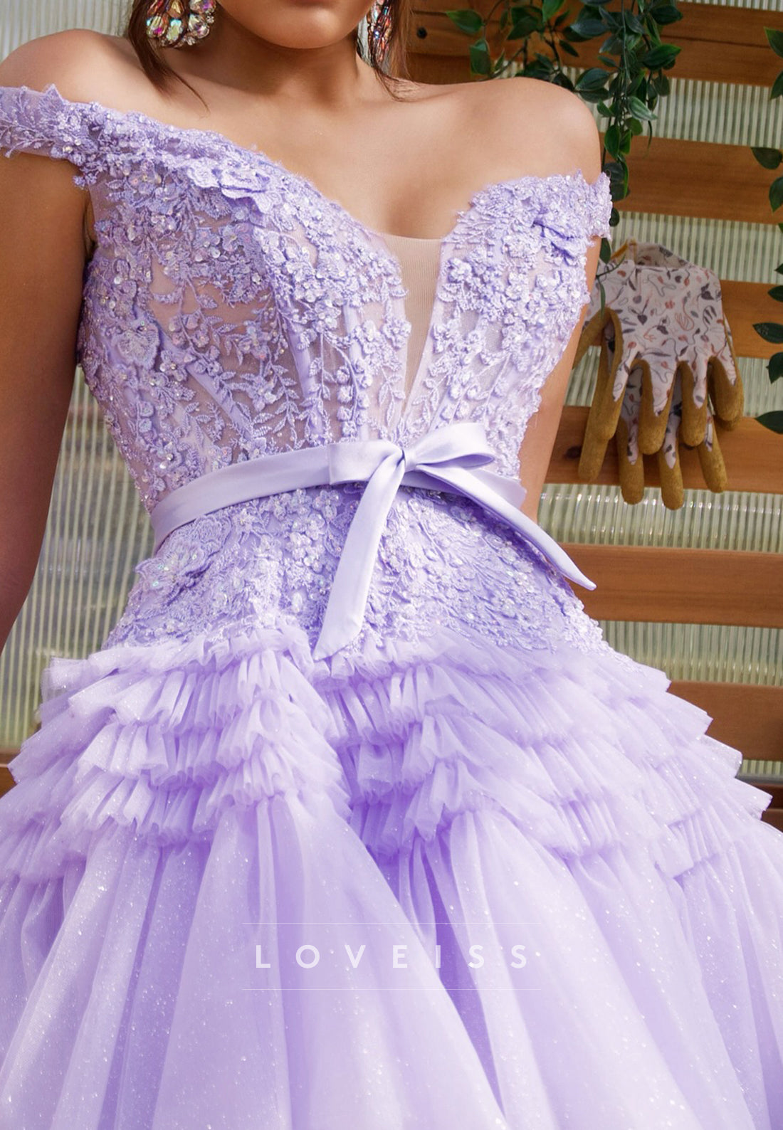 V-Neck Appliques Tulle A-Line Homecoming Dress