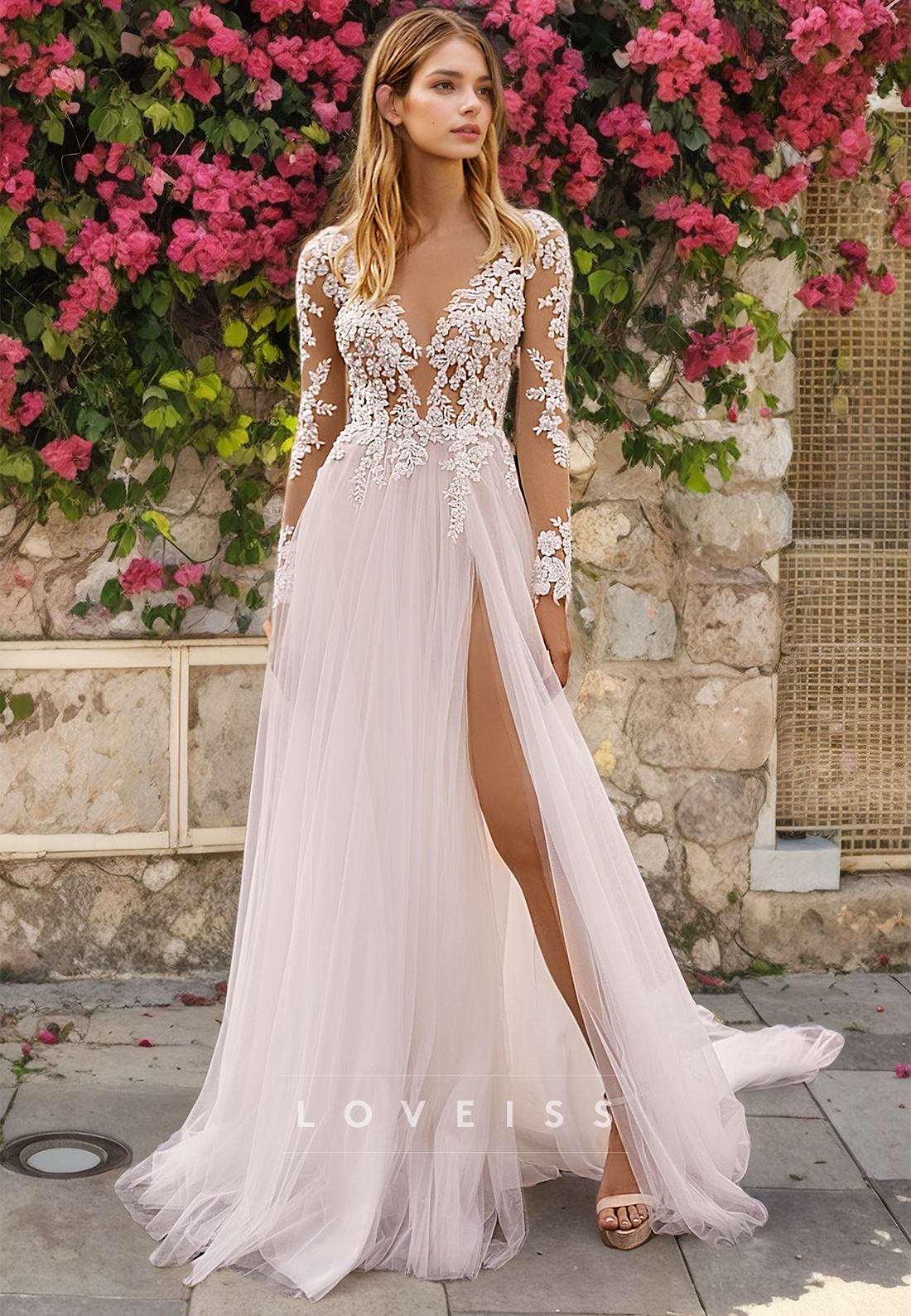 V-Neck Long Sleeves Appliques Tulle A-Line Beach Wedding Dress