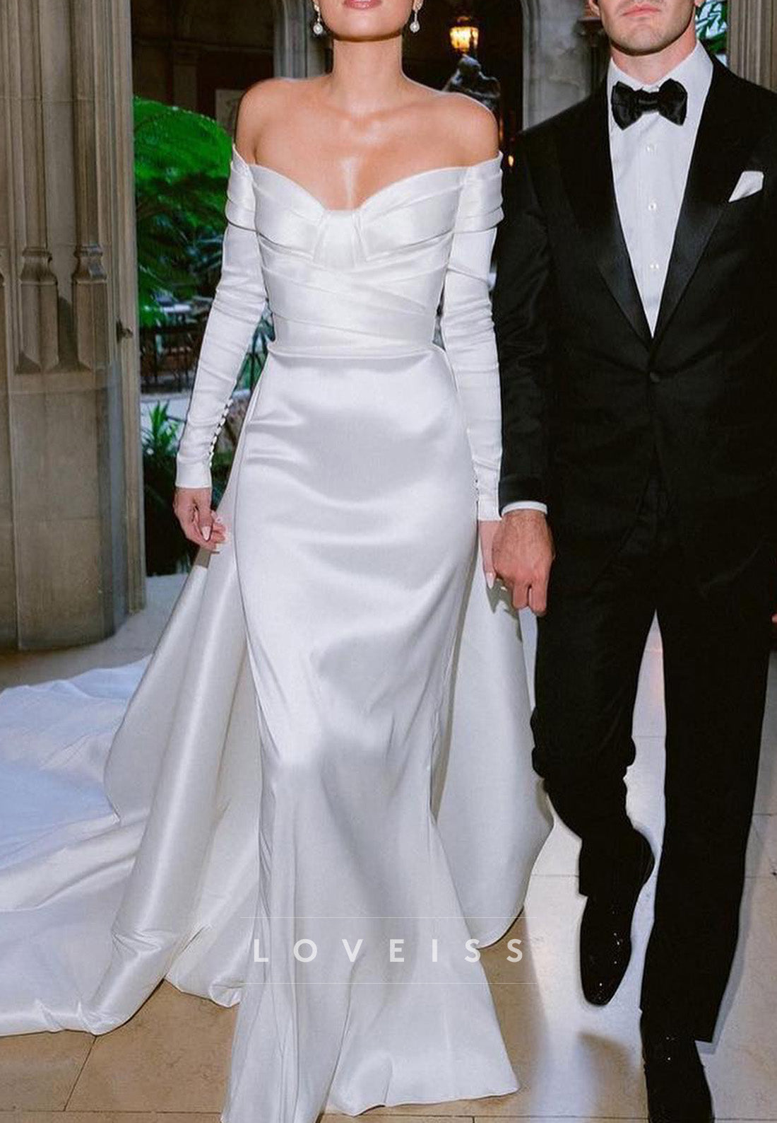 V-Neck Long Sleeves Pleated Mermaid Wedding Dress
