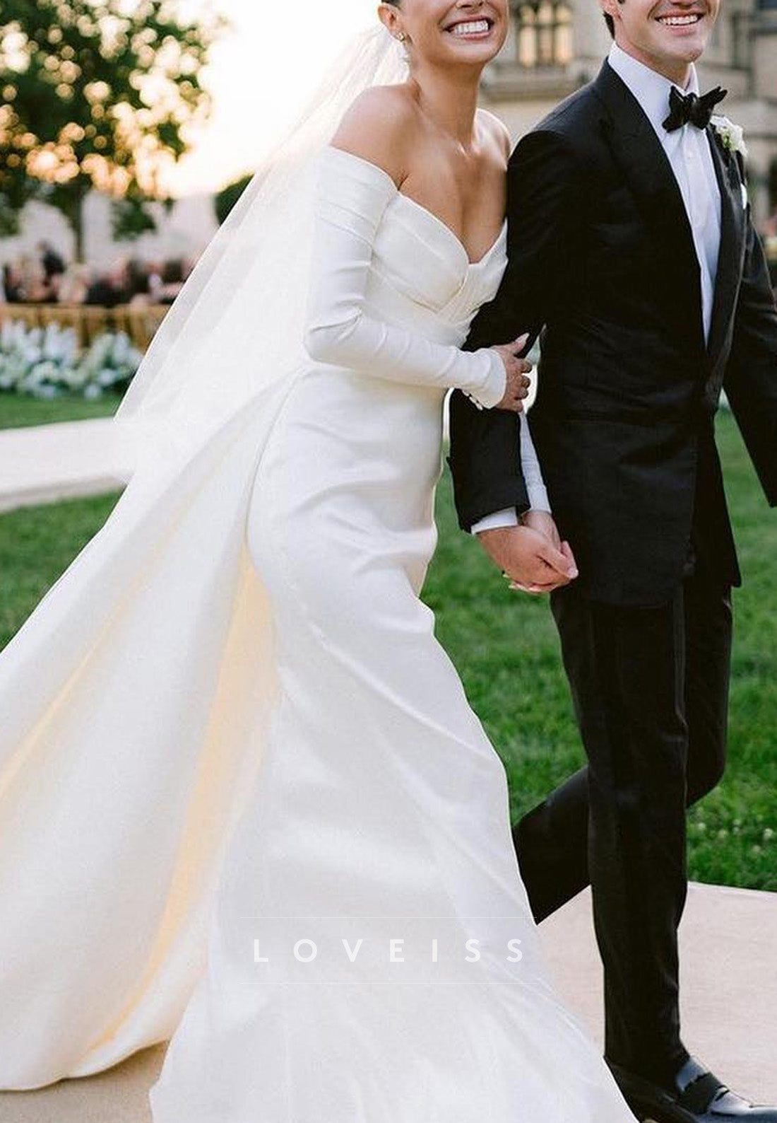 V-Neck Long Sleeves Pleated Mermaid Wedding Dress