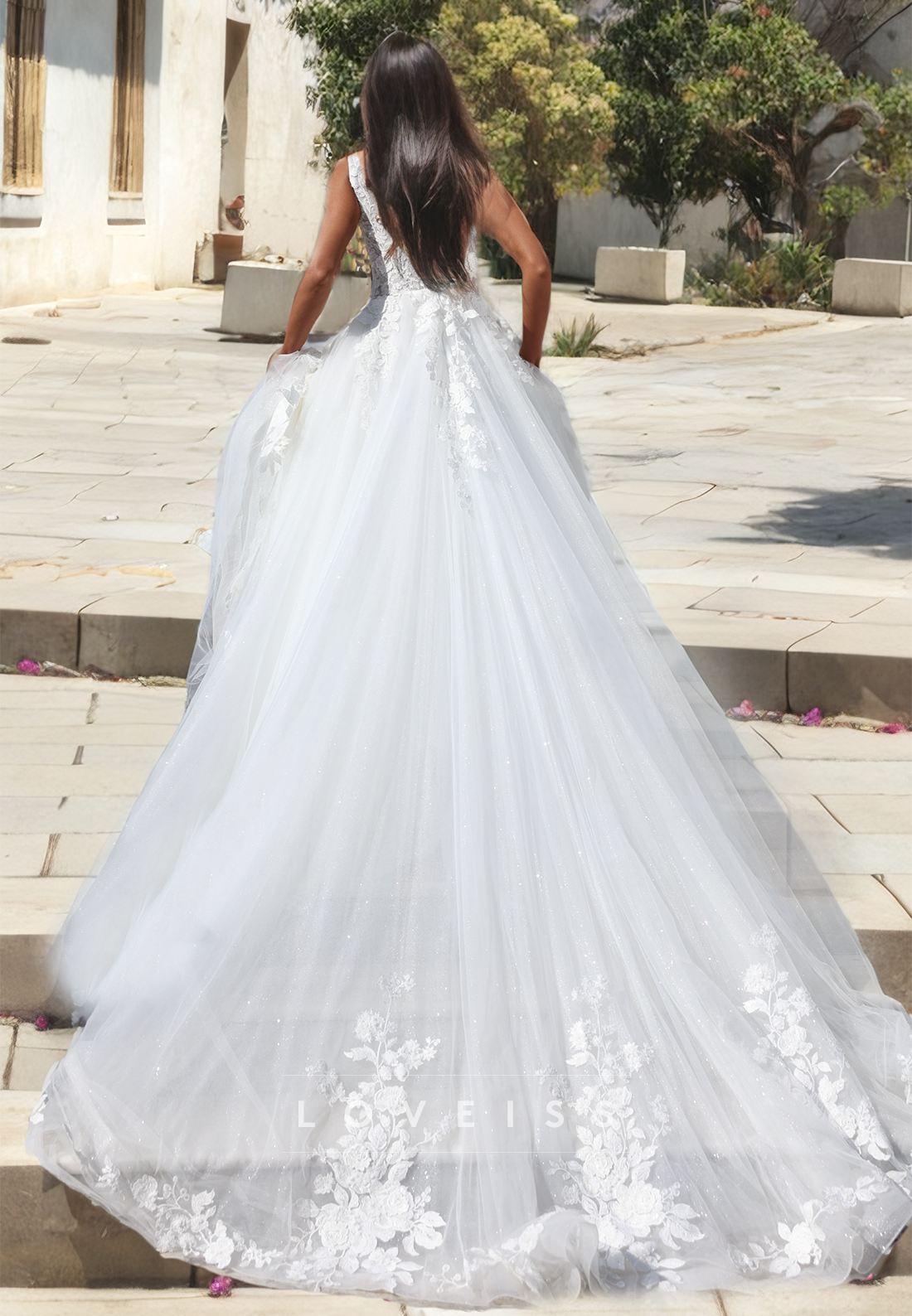 V-Neck Sleeveless Appliques Appliques Tulle A-Line Beach Wedding Dress