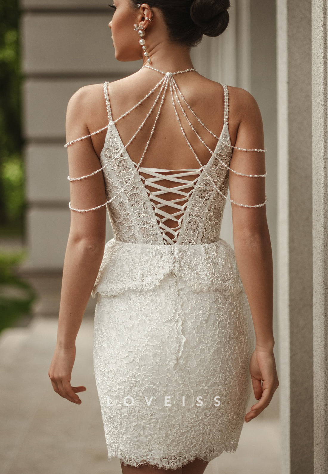 V-Neck Spagheetti Straps Lace Appliques Sheath Short Wedding Dress with Gloves