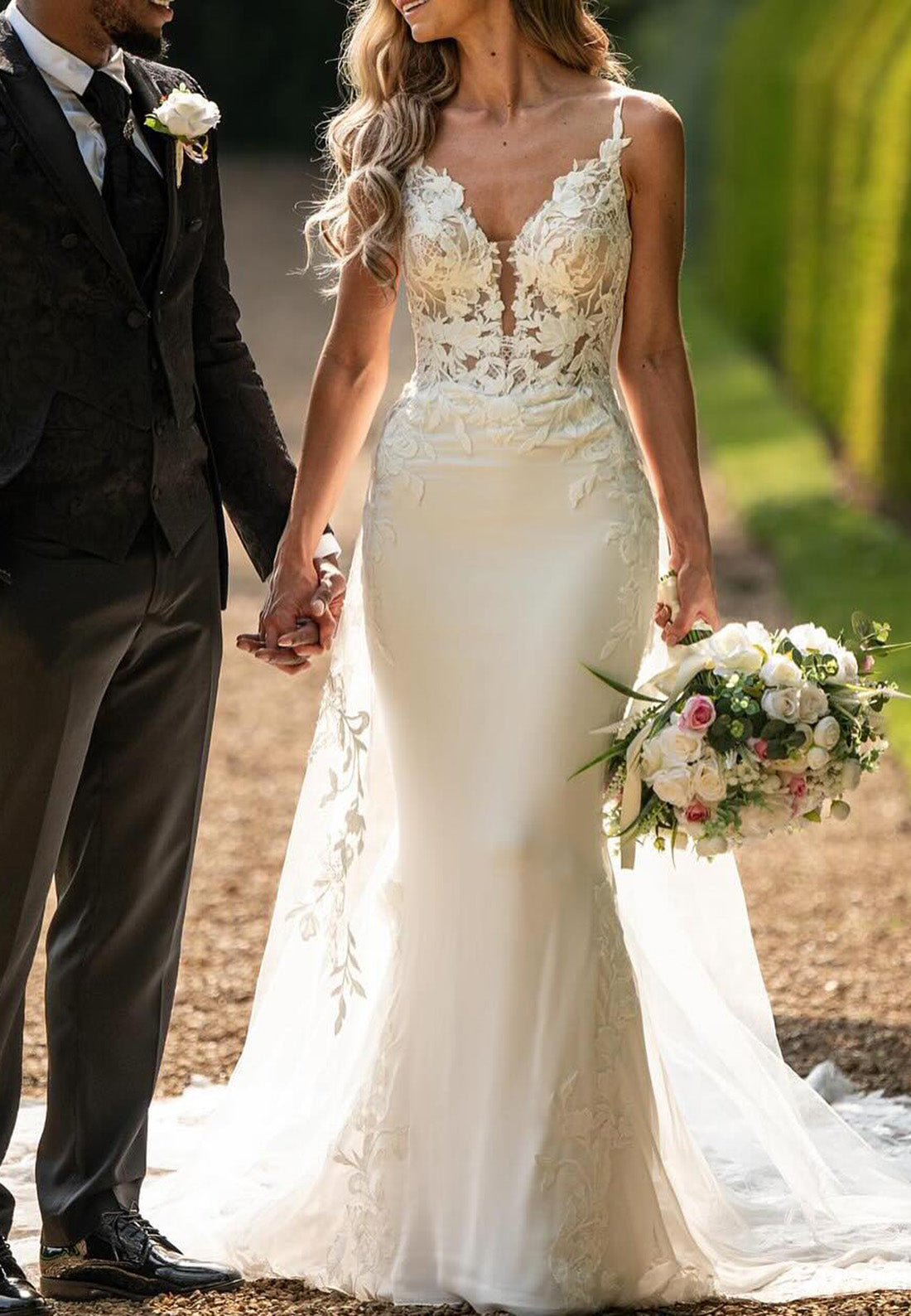 V-Neck Straps Sleeveless Lace Appliques Mermaid Wedding Dress