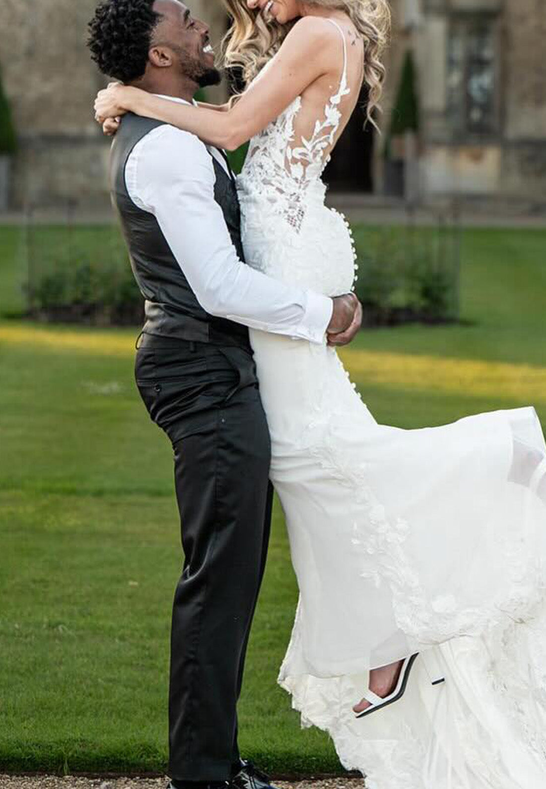 V-Neck Straps Sleeveless Lace Appliques Mermaid Wedding Dress