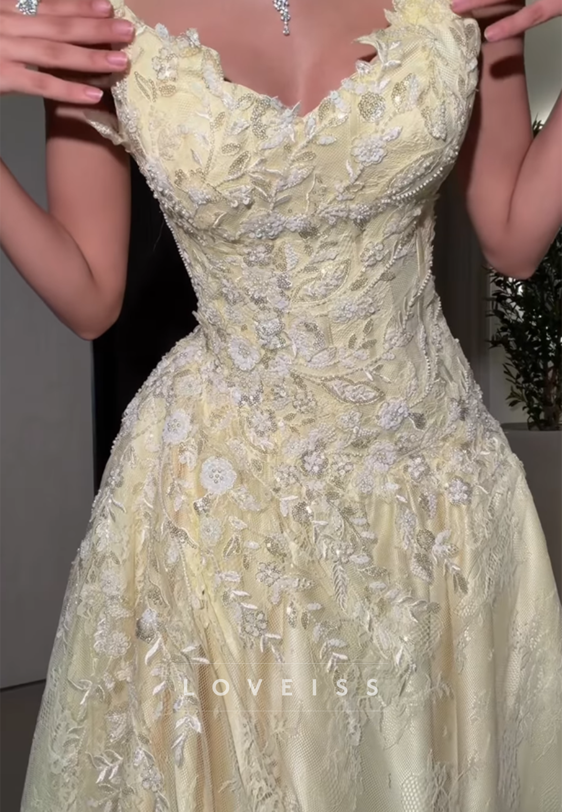 Scalloped Sweetheart Lace A-Line Evening Gown