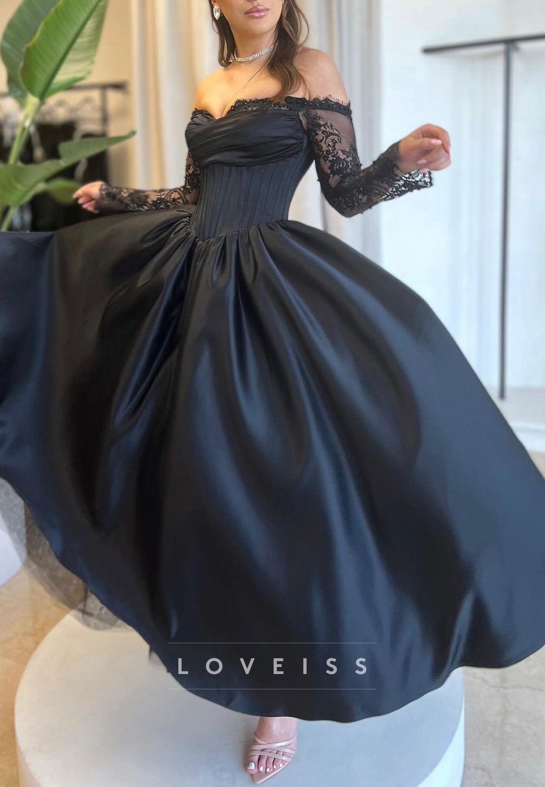 Sweetheart Long Sleeves Lace Appliques Pleated A-Line Prom Dress