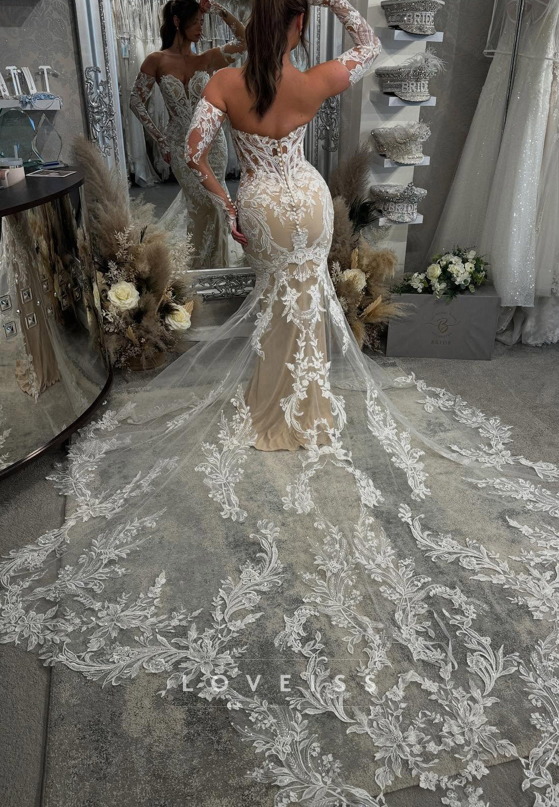 Sweetheart Lace Appliques Fitted Mermaid Wedding Dress