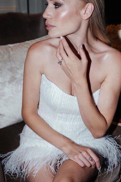 Fashion Sheath Strapless Sequins Short Wedding Dresses with Feather