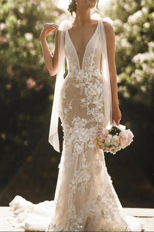 V-neck Wedding Dresses with Floral Lace Appliques