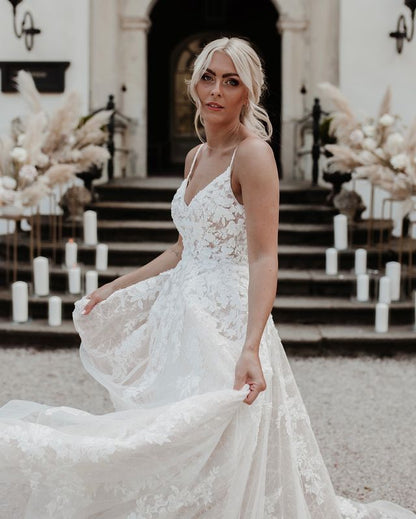 Stunning A-Line V Neck Spaghetti Straps Tulle Wedding Dresses with Lace Appliques