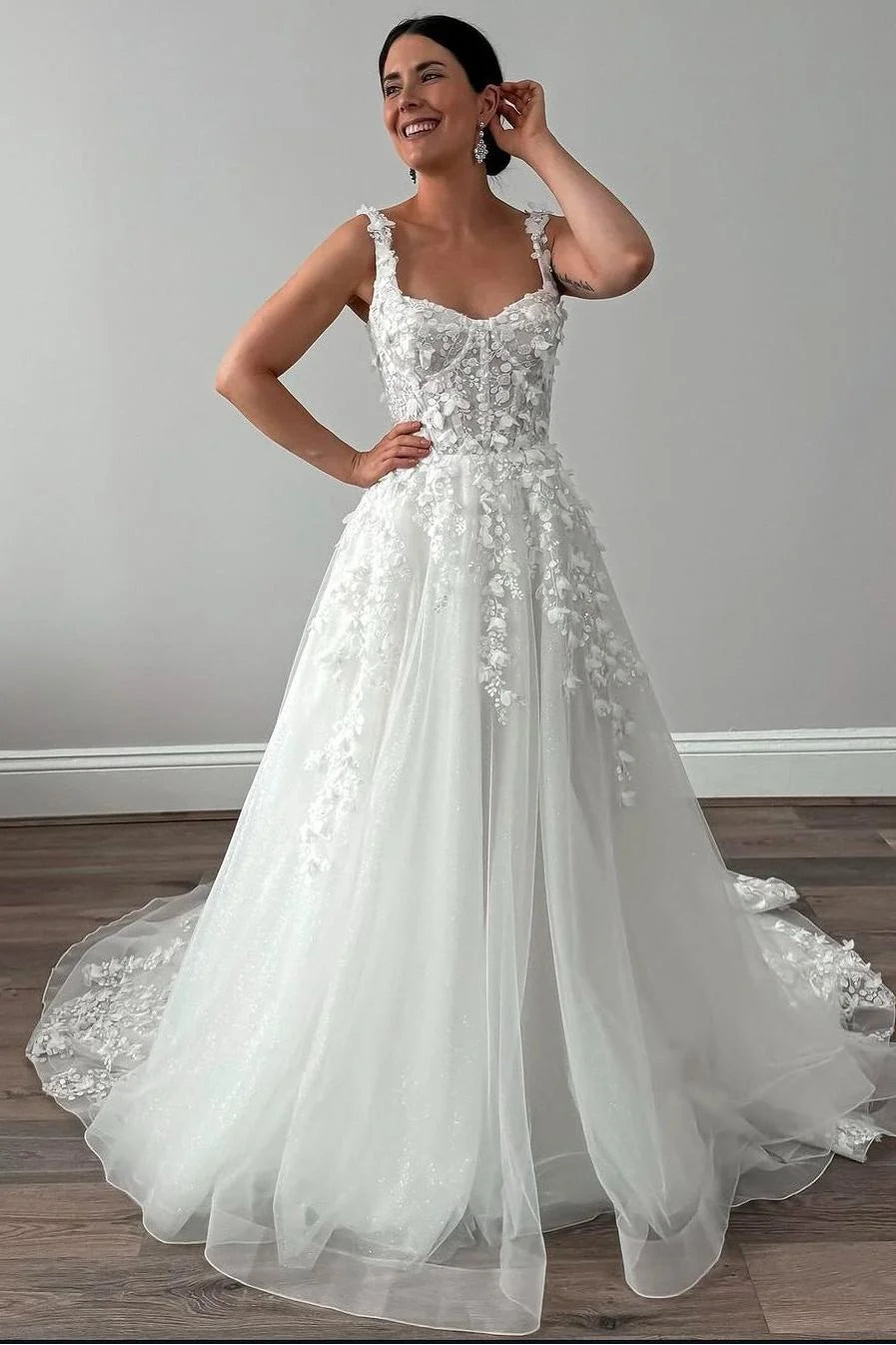 Charming White Tulle Spaghetti Strap Sleeveless Long Wedding Dress with Applique