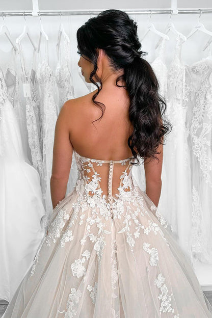 Gorgeous Strapless Tulle A-Line Wedding Dresses with Appliques