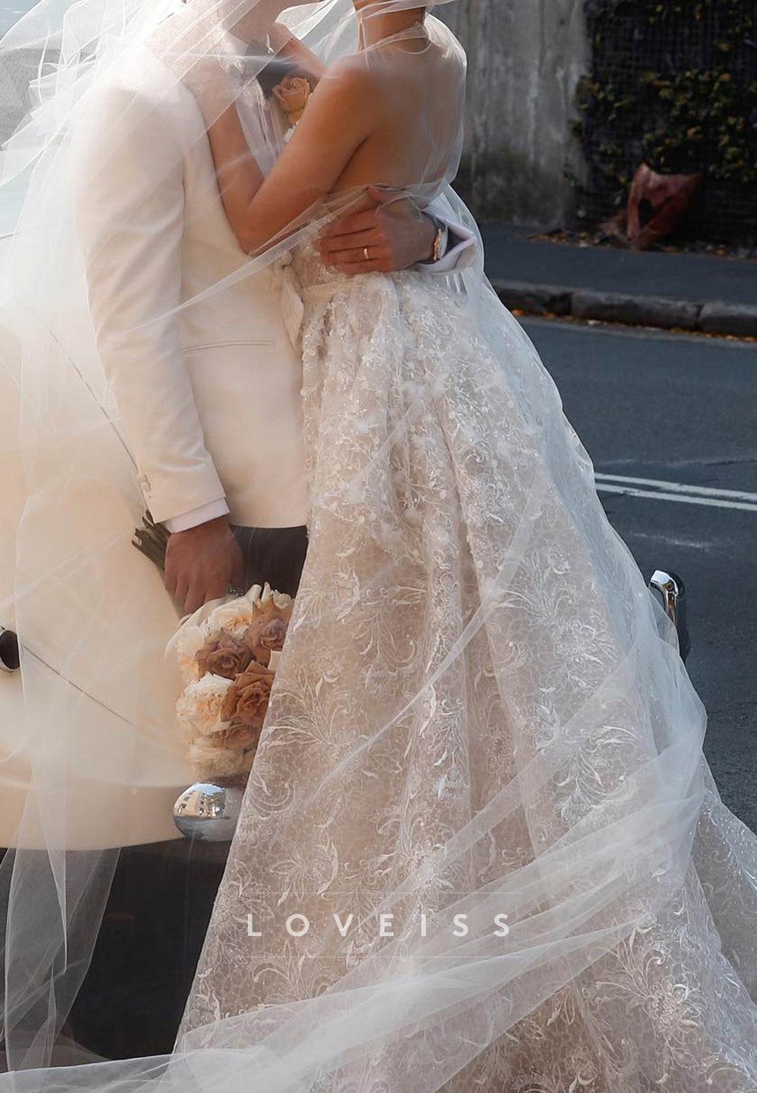 Halter V-Neck Lace Appliques Sleeveless A-Line Wedding Dress