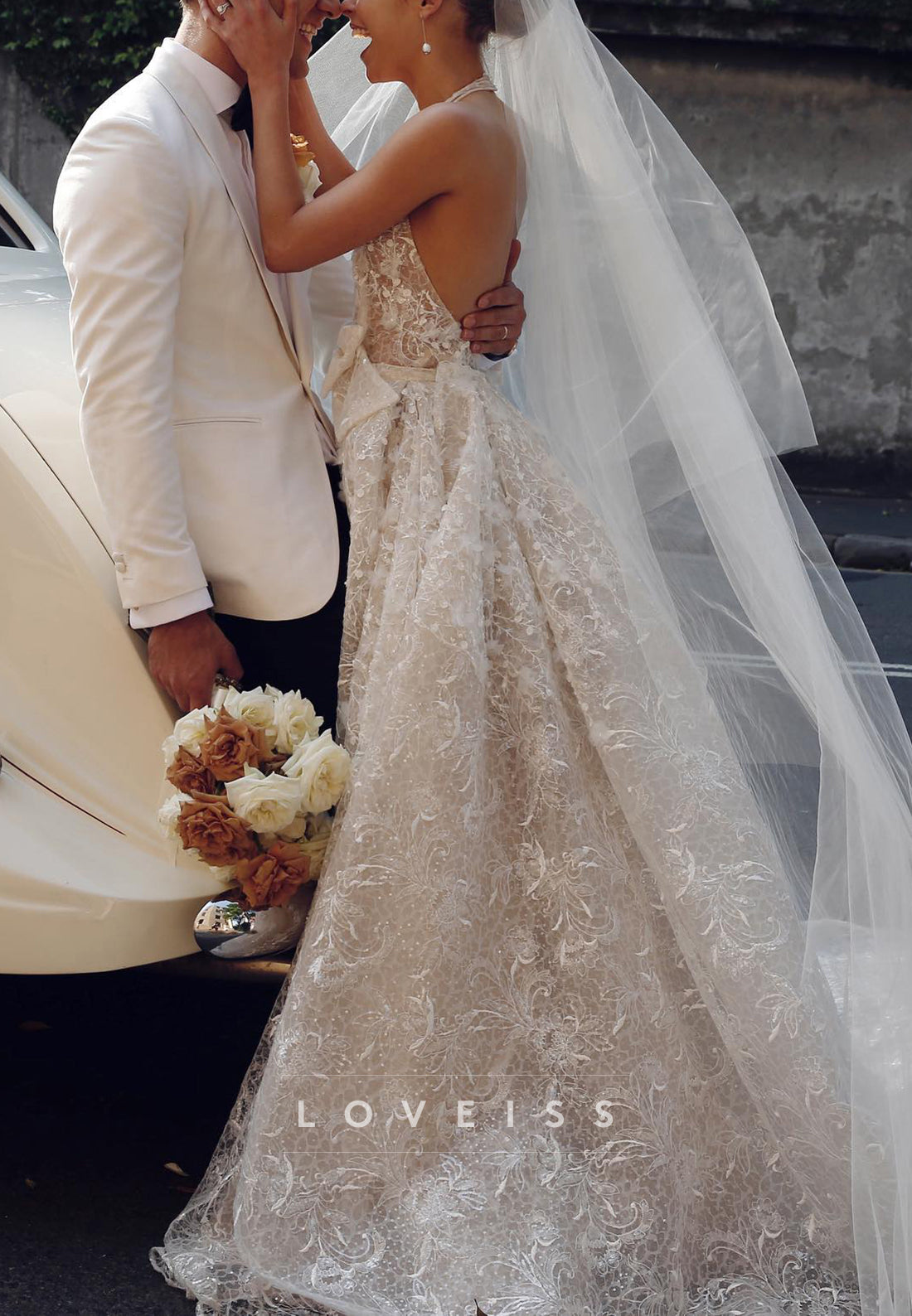 Halter V-Neck Lace Appliques Sleeveless A-Line Wedding Dress