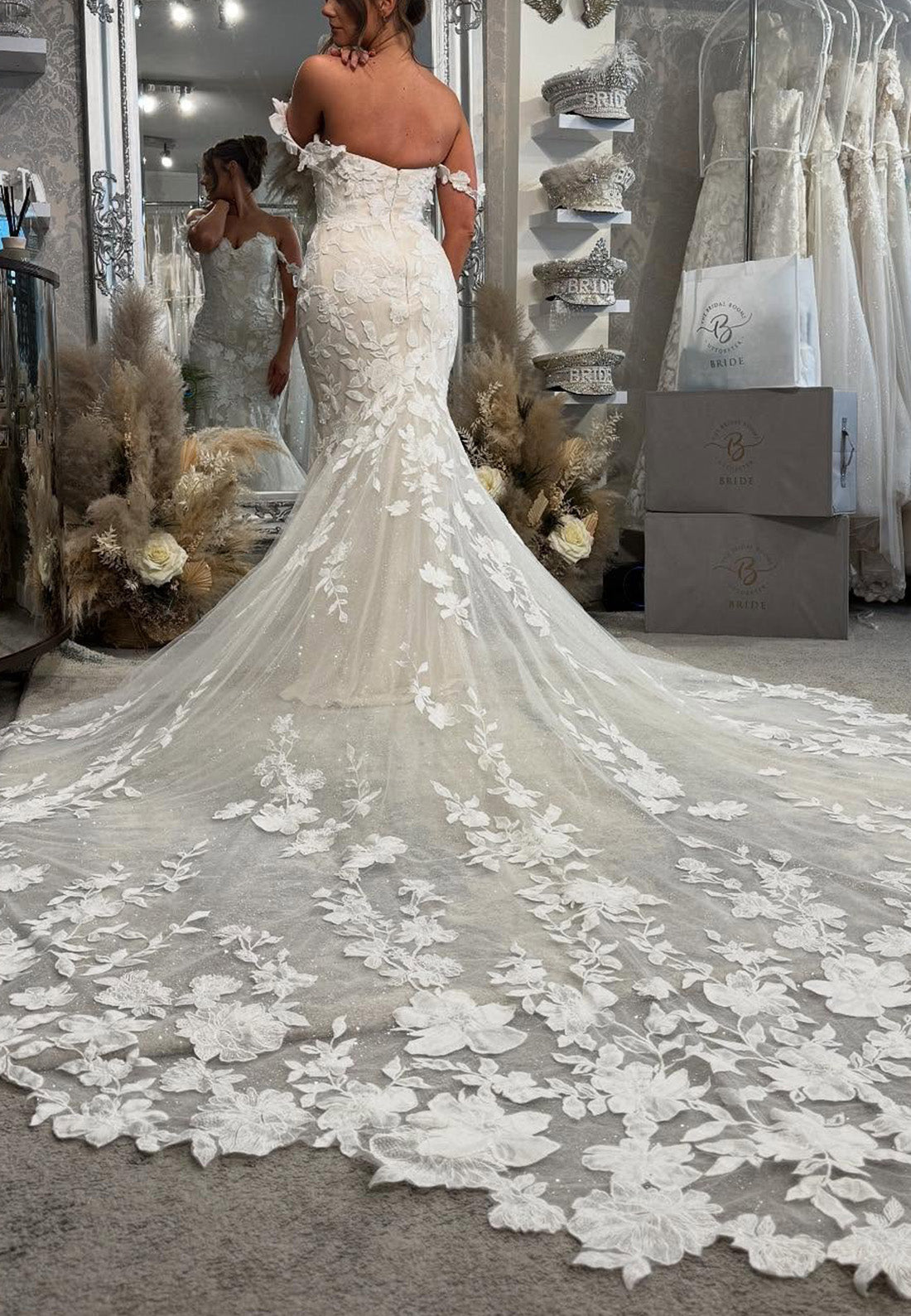Off-Shoulder Floral Appliques Mermaid Wedding Dress