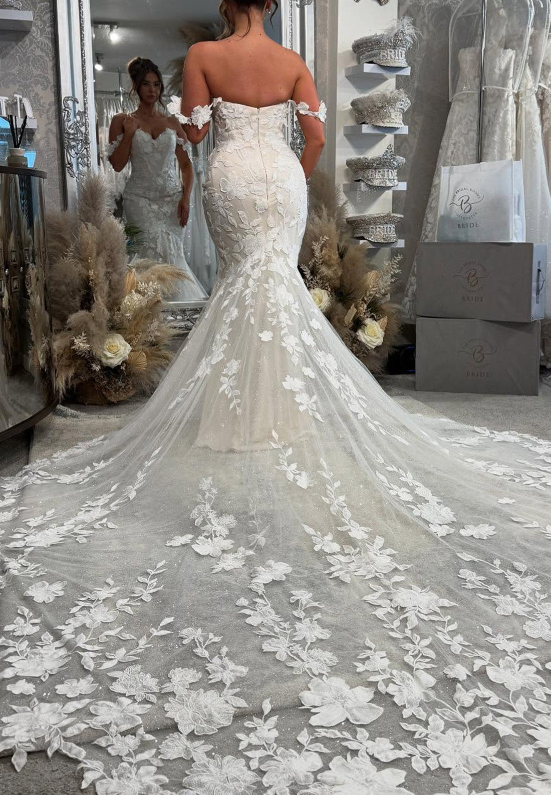 Off-Shoulder Floral Appliques Mermaid Wedding Dress