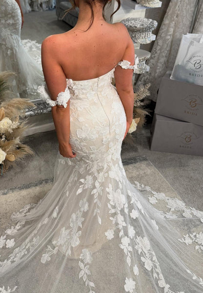 Off-Shoulder Floral Appliques Mermaid Wedding Dress
