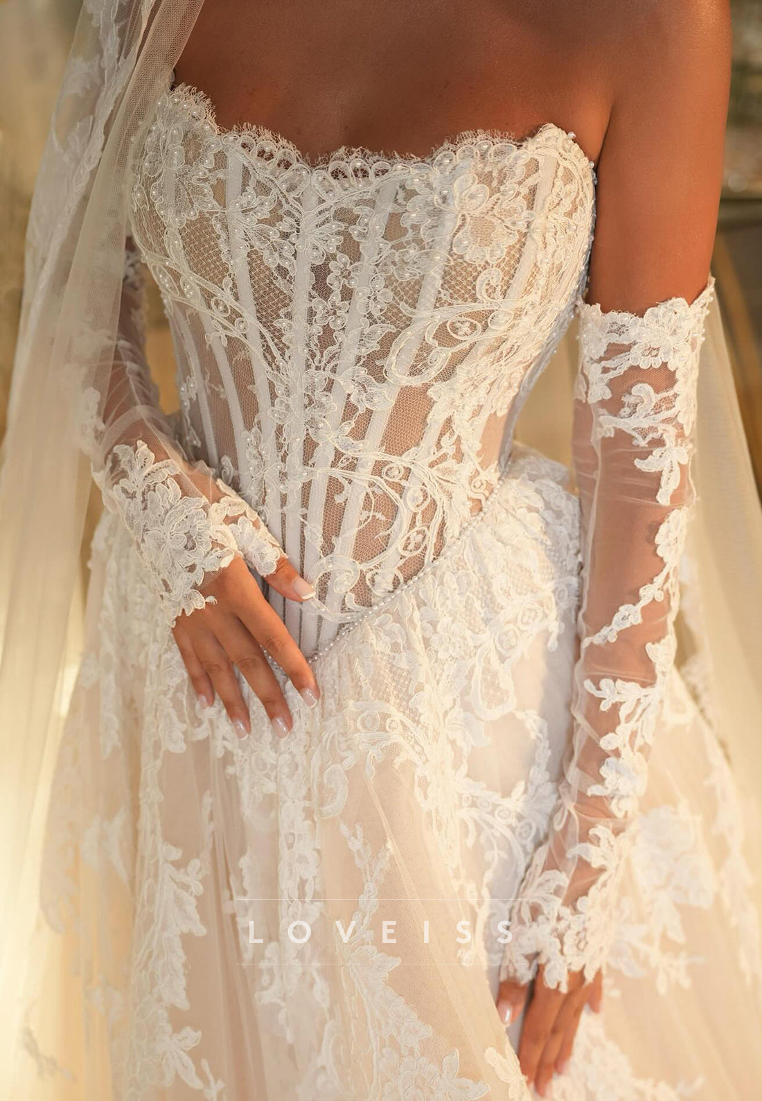 Off-Shoulder Strapless Lace Appliques A-Line Tulle Wedding Dress