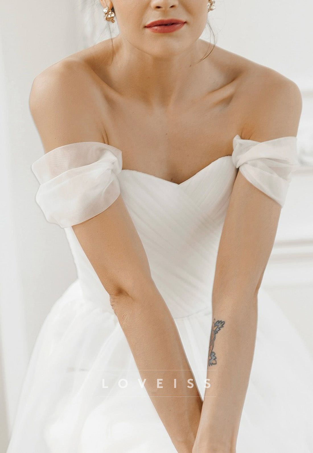 Off-Shoulder Strapless Pleated Tulle Midi A-Line Wedding Dress