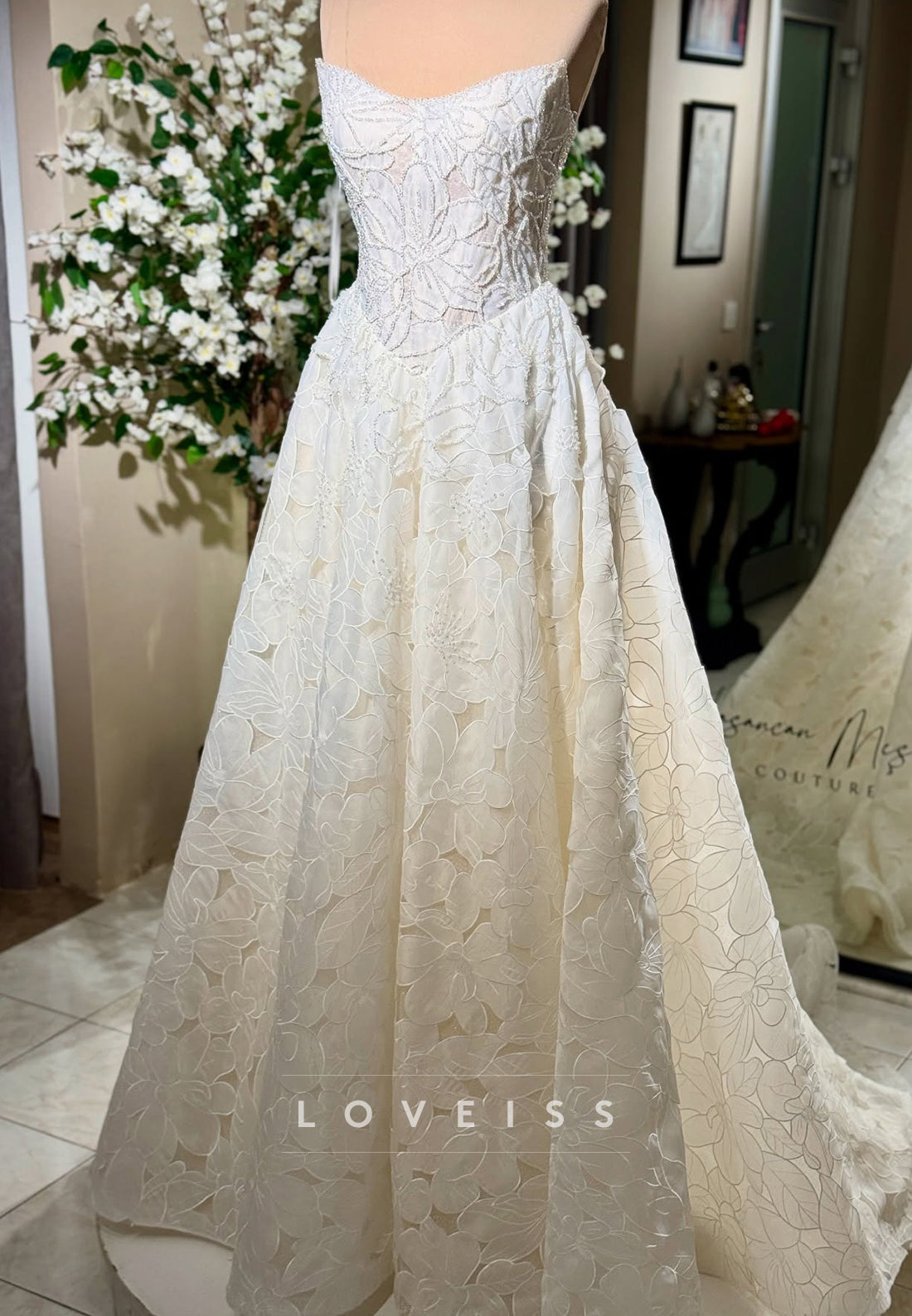 Sweetheart Floral Appliques Sleeveless A-Line Wedding Dress