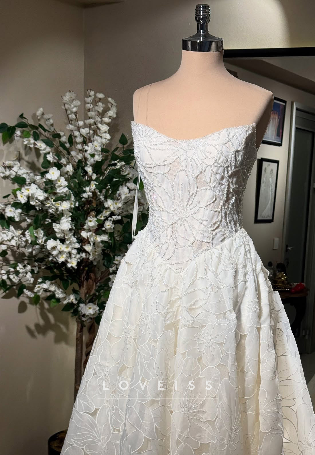 Sweetheart Floral Appliques Sleeveless A-Line Wedding Dress