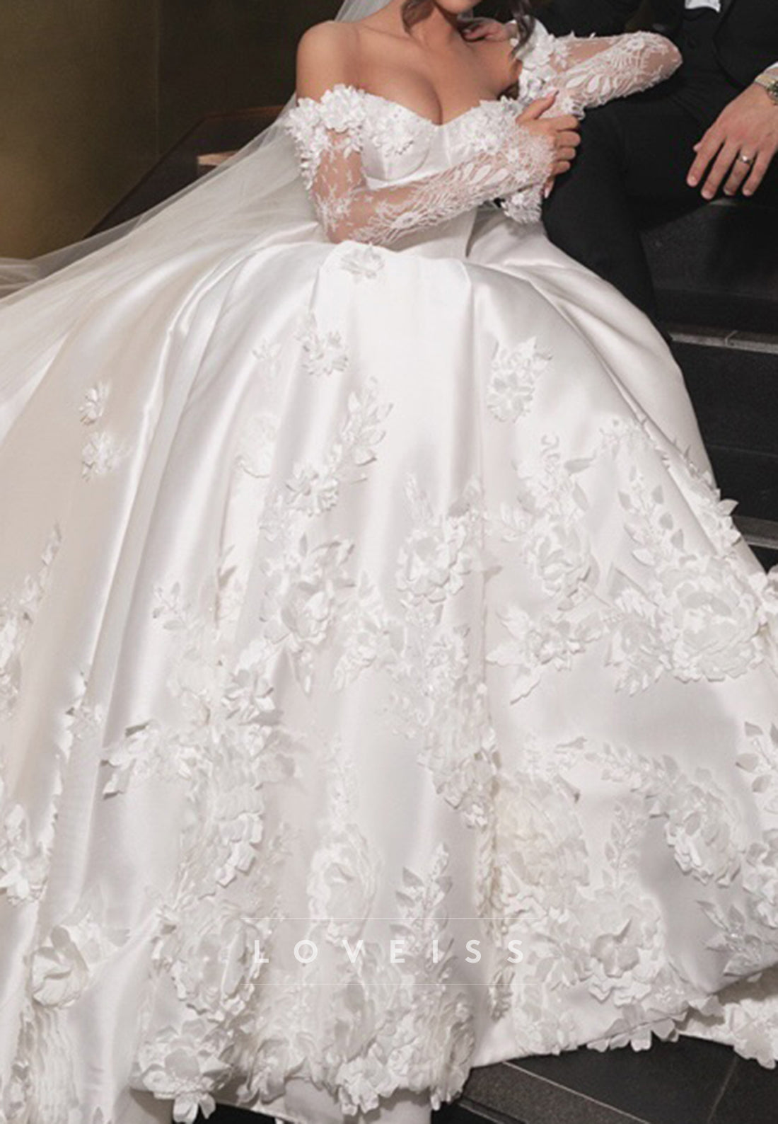 Sweetheart Long Sleeves Floral Appliques A-Line Satin Wedding Dress