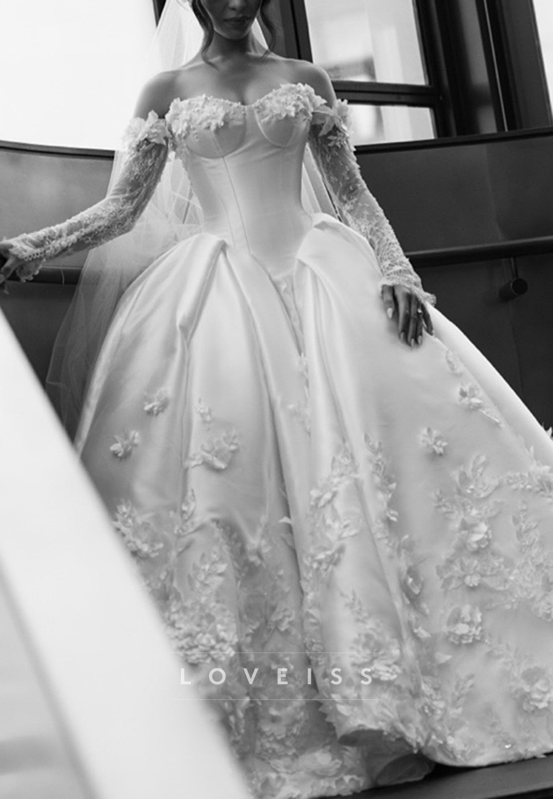 Sweetheart Long Sleeves Floral Appliques A-Line Satin Wedding Dress
