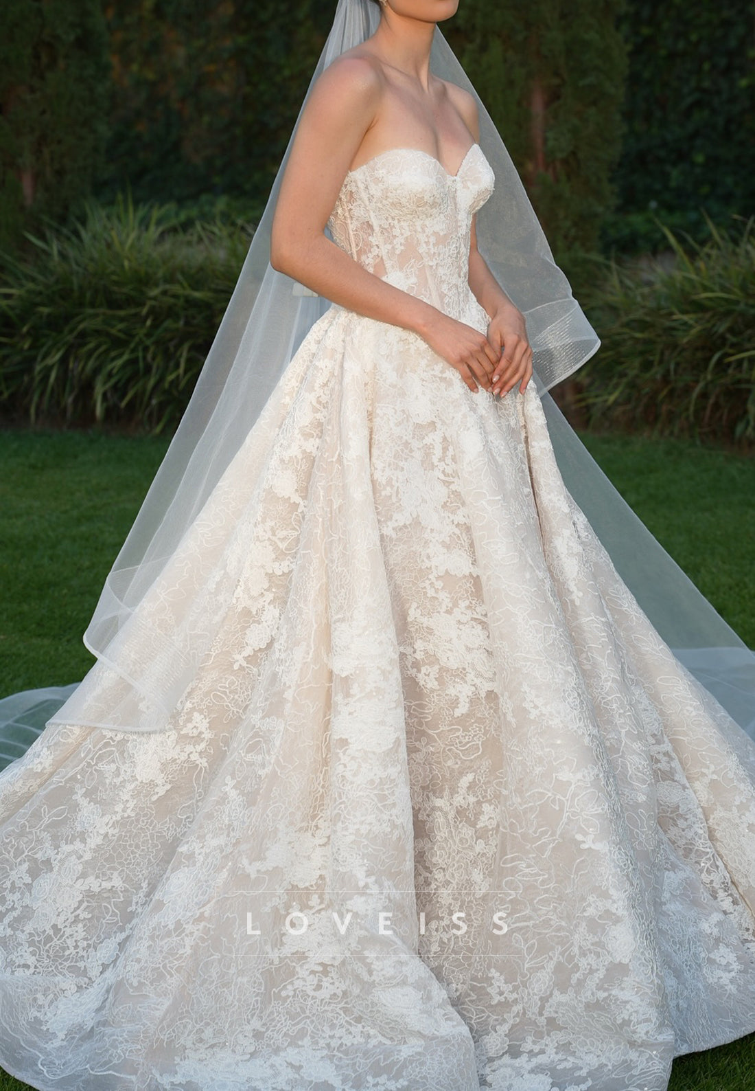 Sweetheart Sleeveless Appliques A-Line Wedding Dress