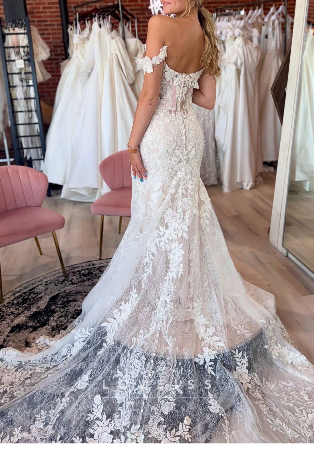 Sweetheart Sleeveless Appliques Mermaid Lace Wedding Dress
