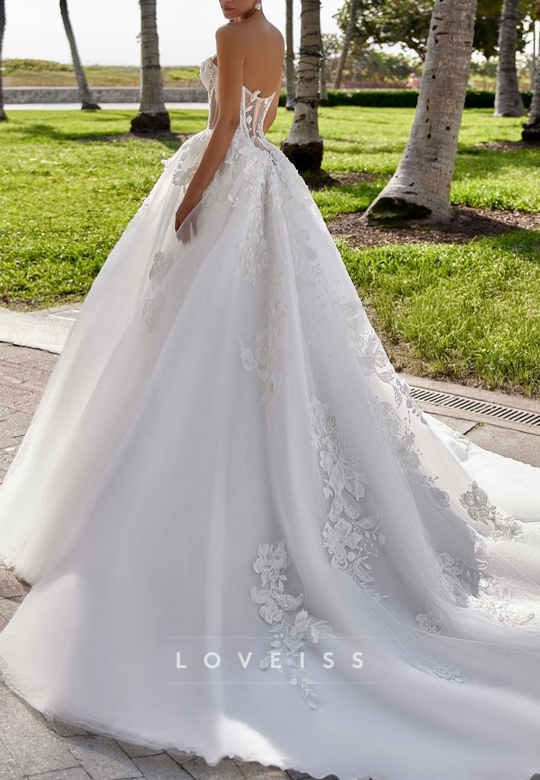 Sweetheart Sleeveless Appliques Tulle A-Line Wedding Dress