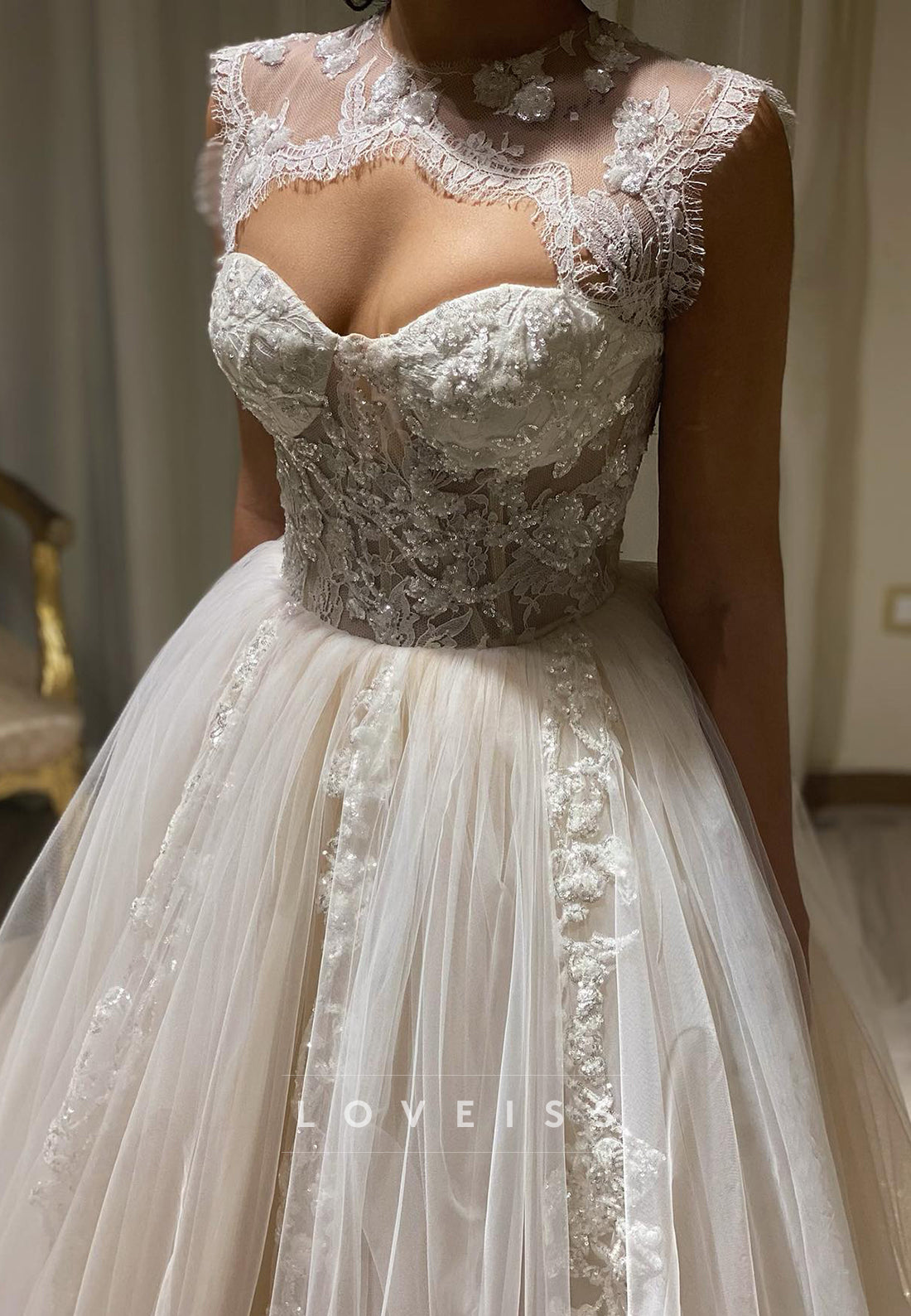 Sweetheart Sleeveless Appliques Tulle Ball Gown Wedding Dress