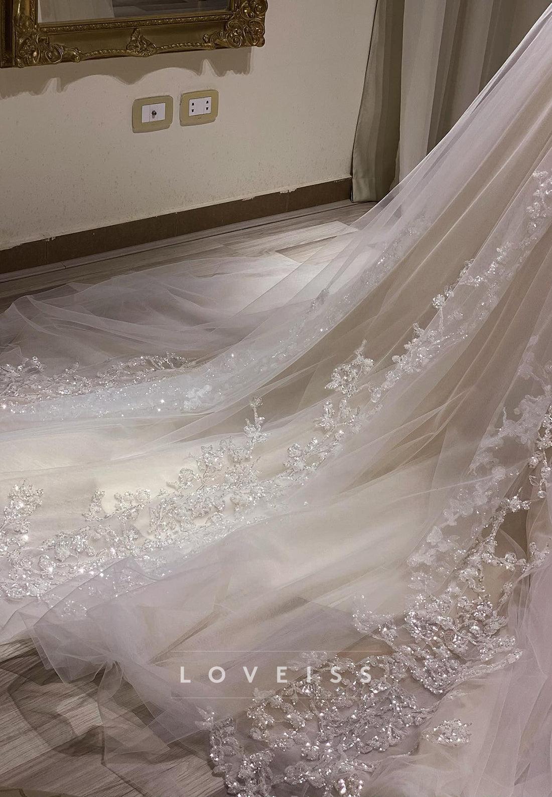 Sweetheart Sleeveless Appliques Tulle Ball Gown Wedding Dress