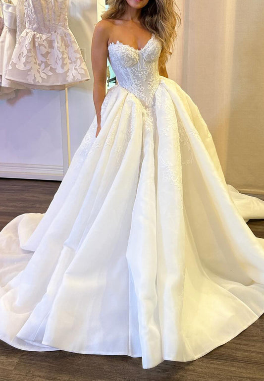 Sweetheart Sleeveless Lace Appliques A-Line Wedding Dress