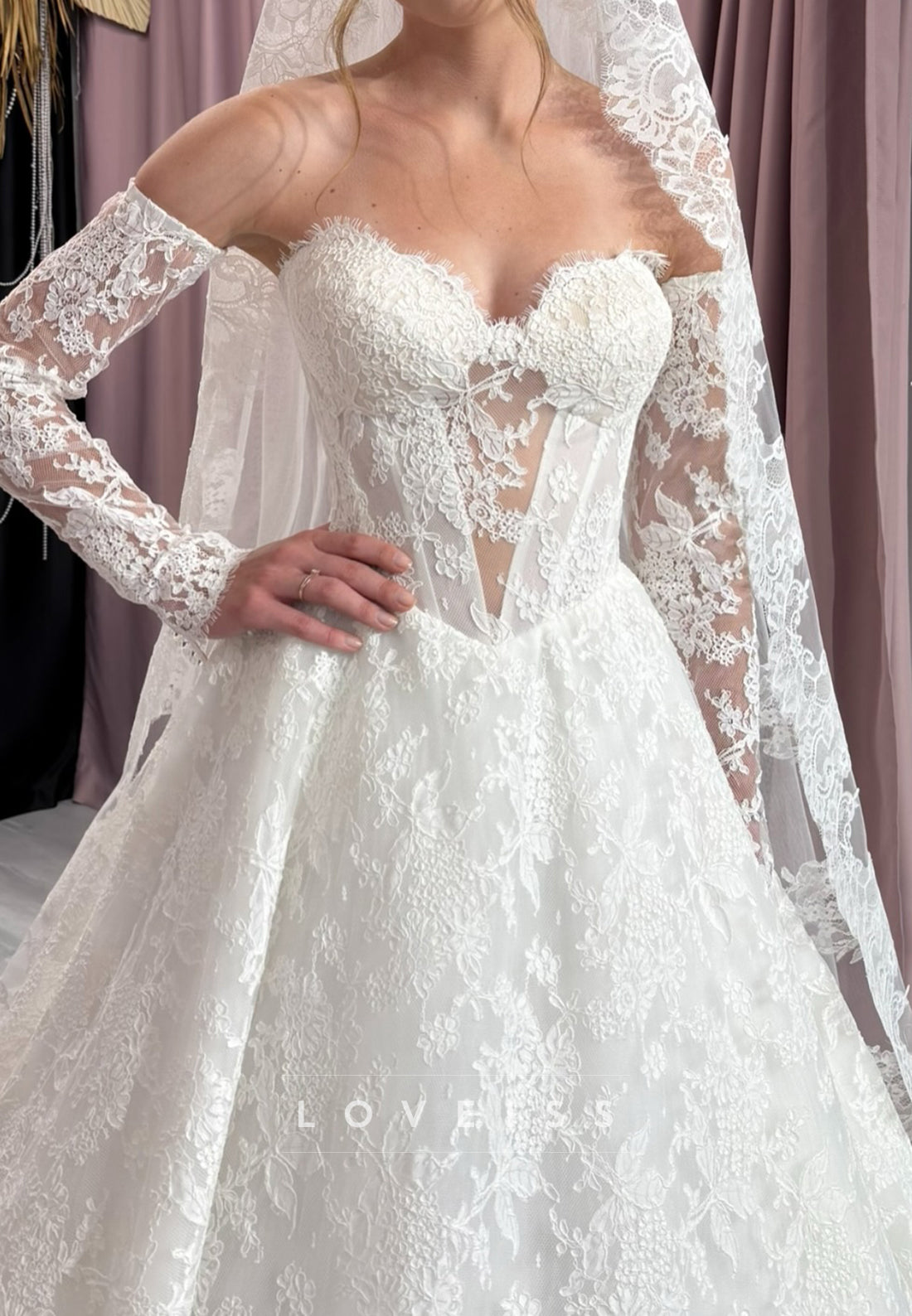 Sweetheart Sleeveless Lace Appliques A-Line Wedding Dress