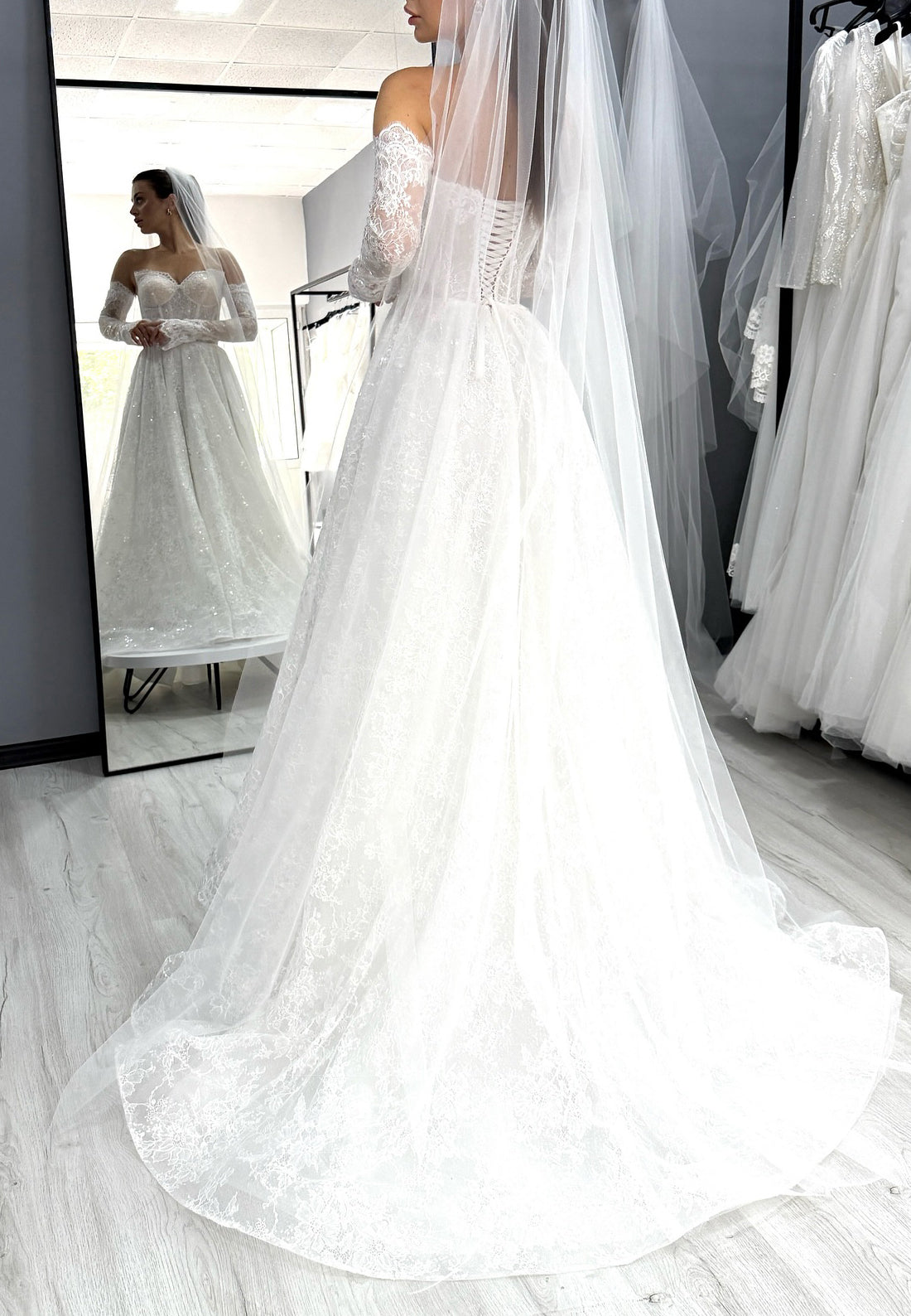 Sweetheart Sleeveless Lace Appliques A-Line Wedding Dress