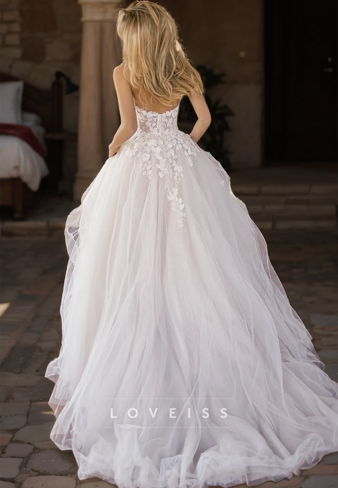 Sweetheart Sleeveless Lace Appliques Tulle Ball Gown Wedding Dress